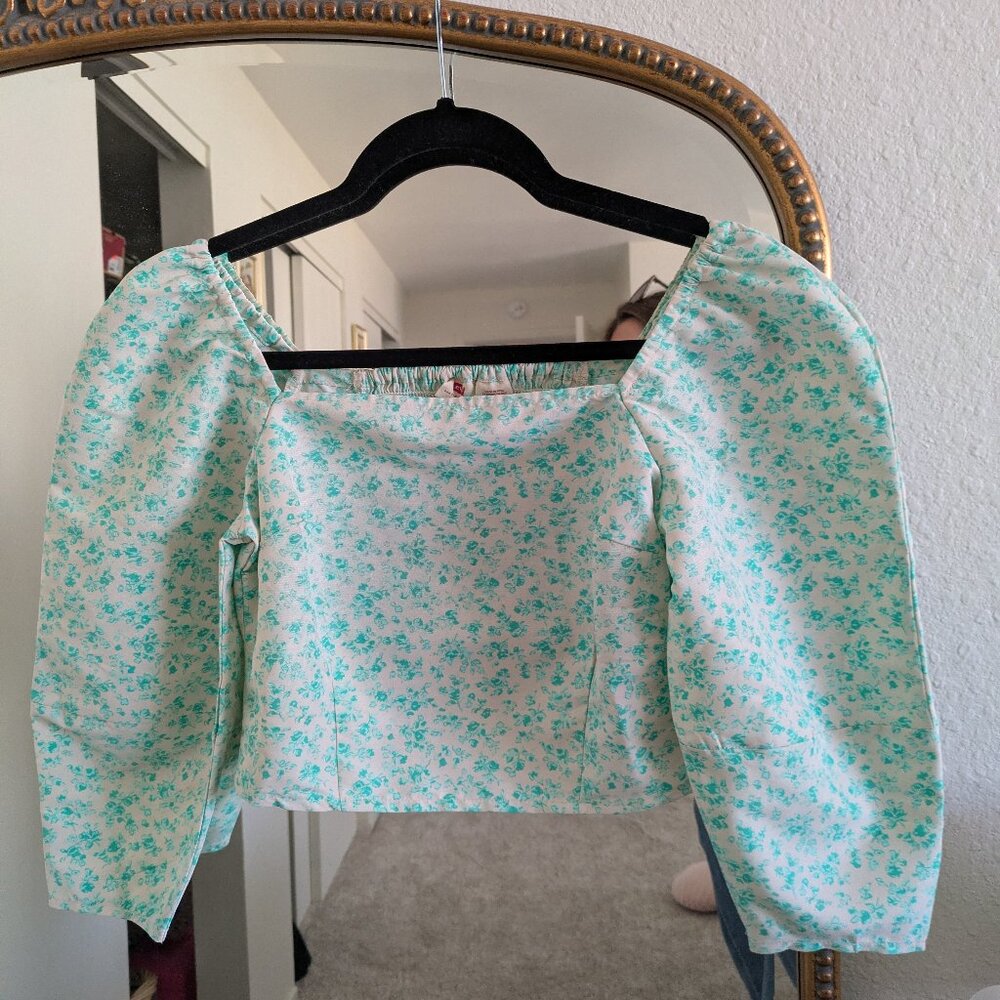 Levi’s Floral Cropped Blouse